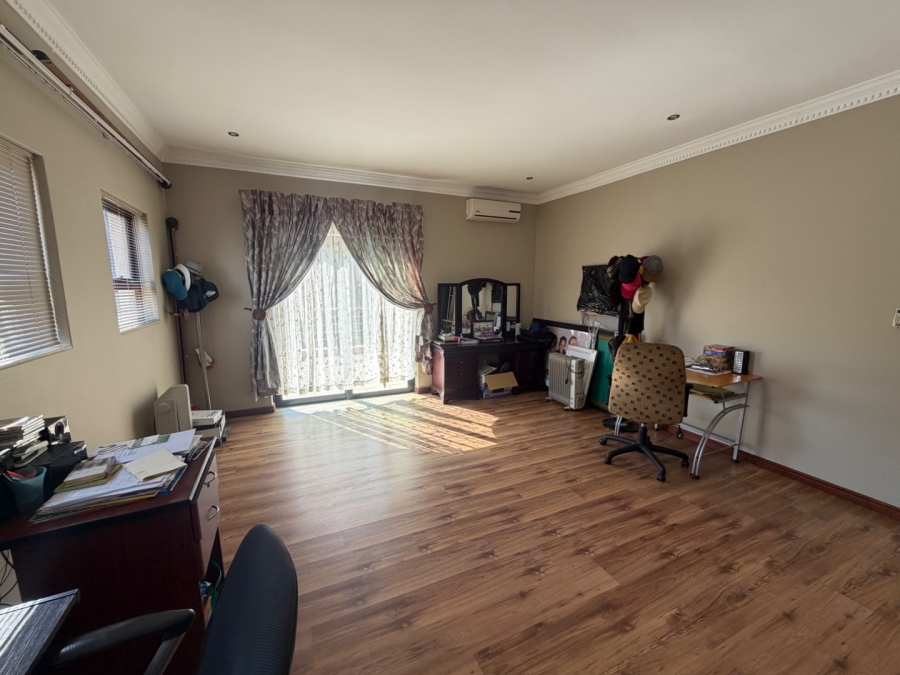 5 Bedroom Property for Sale in Willow Acres Ext 3 Gauteng