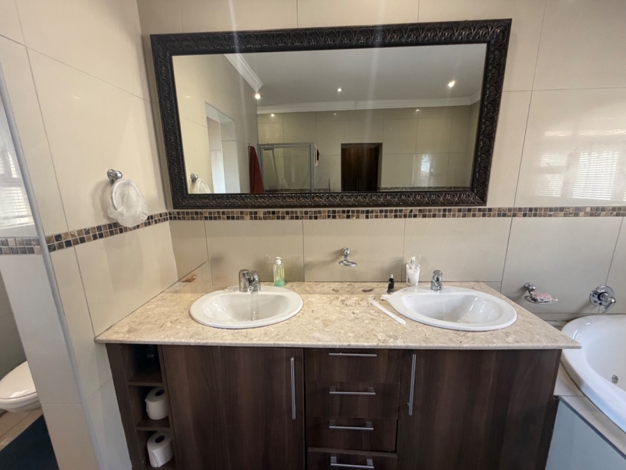 5 Bedroom Property for Sale in Willow Acres Ext 3 Gauteng