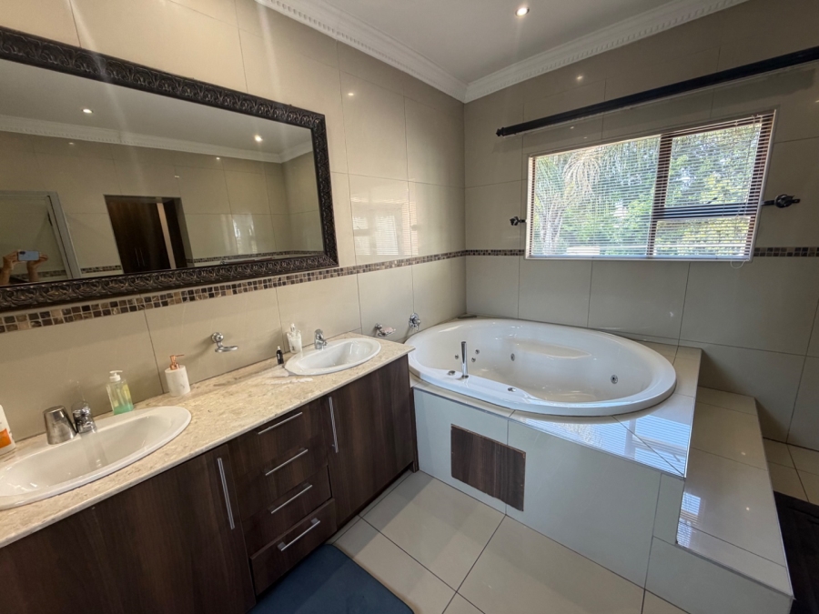 5 Bedroom Property for Sale in Willow Acres Ext 3 Gauteng