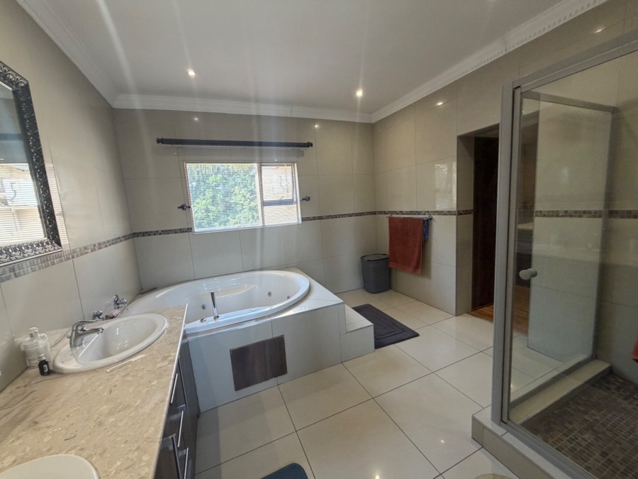 5 Bedroom Property for Sale in Willow Acres Ext 3 Gauteng