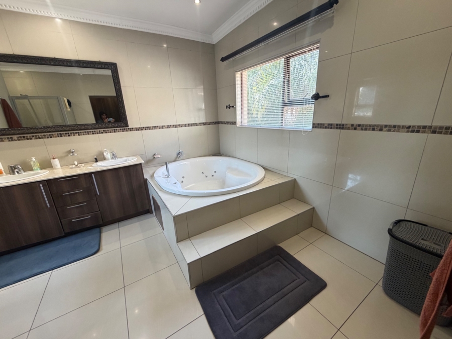 5 Bedroom Property for Sale in Willow Acres Ext 3 Gauteng