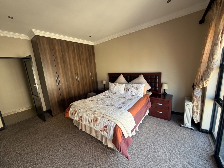 5 Bedroom Property for Sale in Willow Acres Ext 3 Gauteng