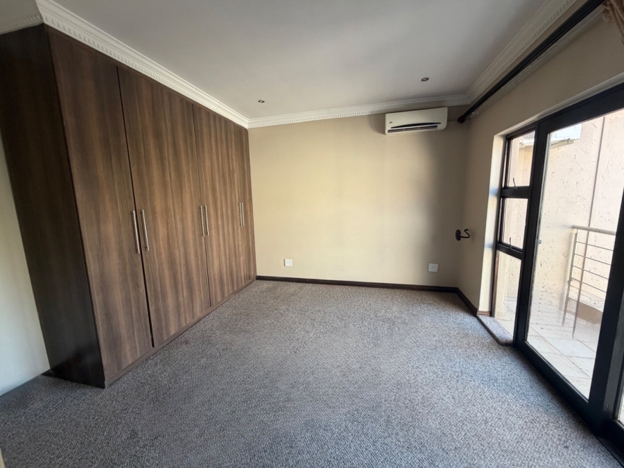 5 Bedroom Property for Sale in Willow Acres Ext 3 Gauteng