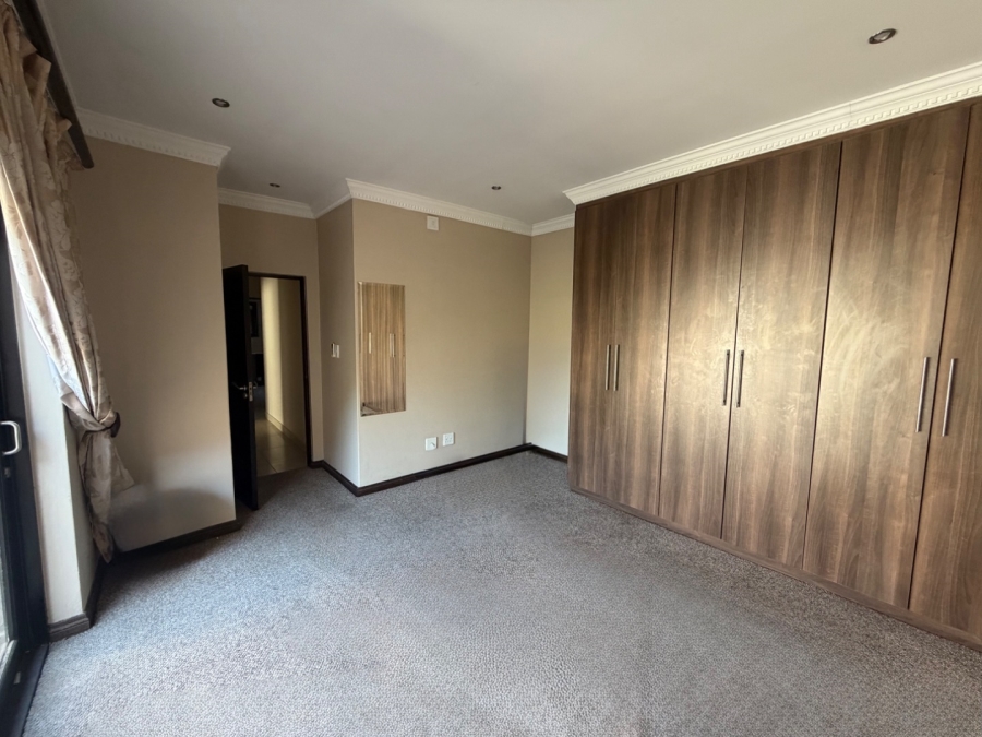 5 Bedroom Property for Sale in Willow Acres Ext 3 Gauteng