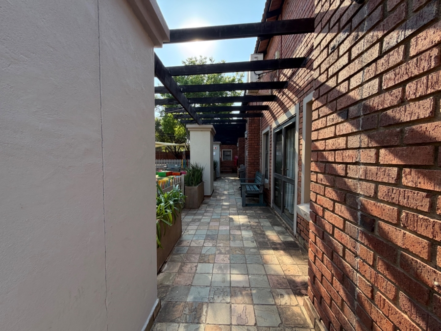 5 Bedroom Property for Sale in Willow Acres Ext 3 Gauteng