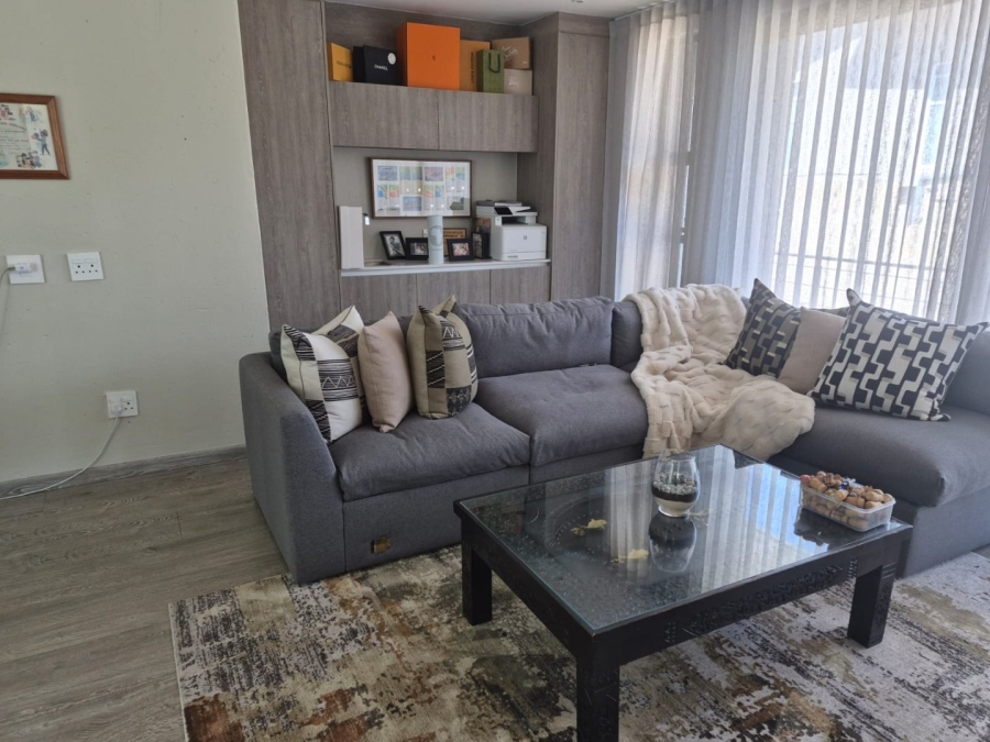 To Let 4 Bedroom Property for Rent in Sandown Gauteng