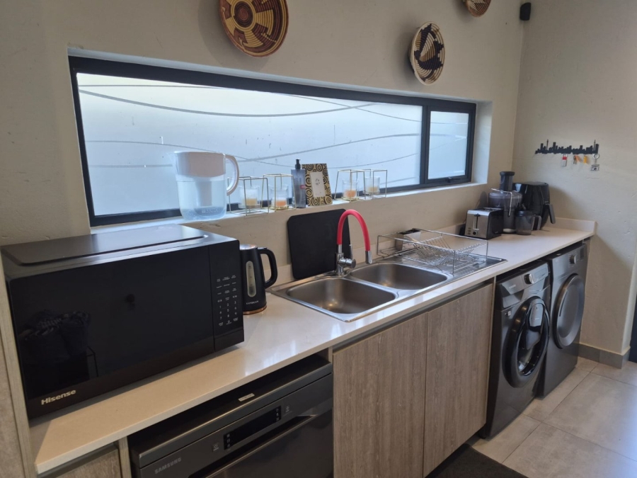 To Let 4 Bedroom Property for Rent in Sandown Gauteng