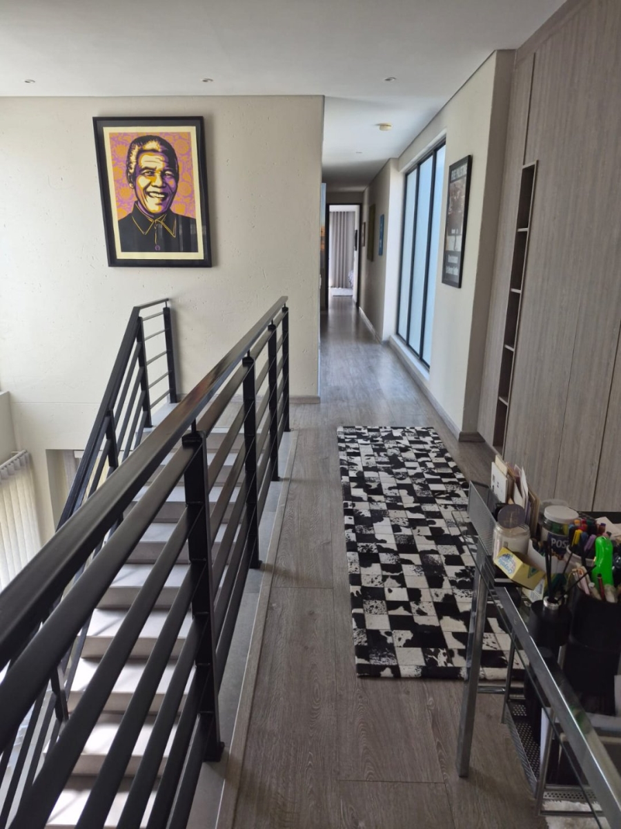 To Let 4 Bedroom Property for Rent in Sandown Gauteng