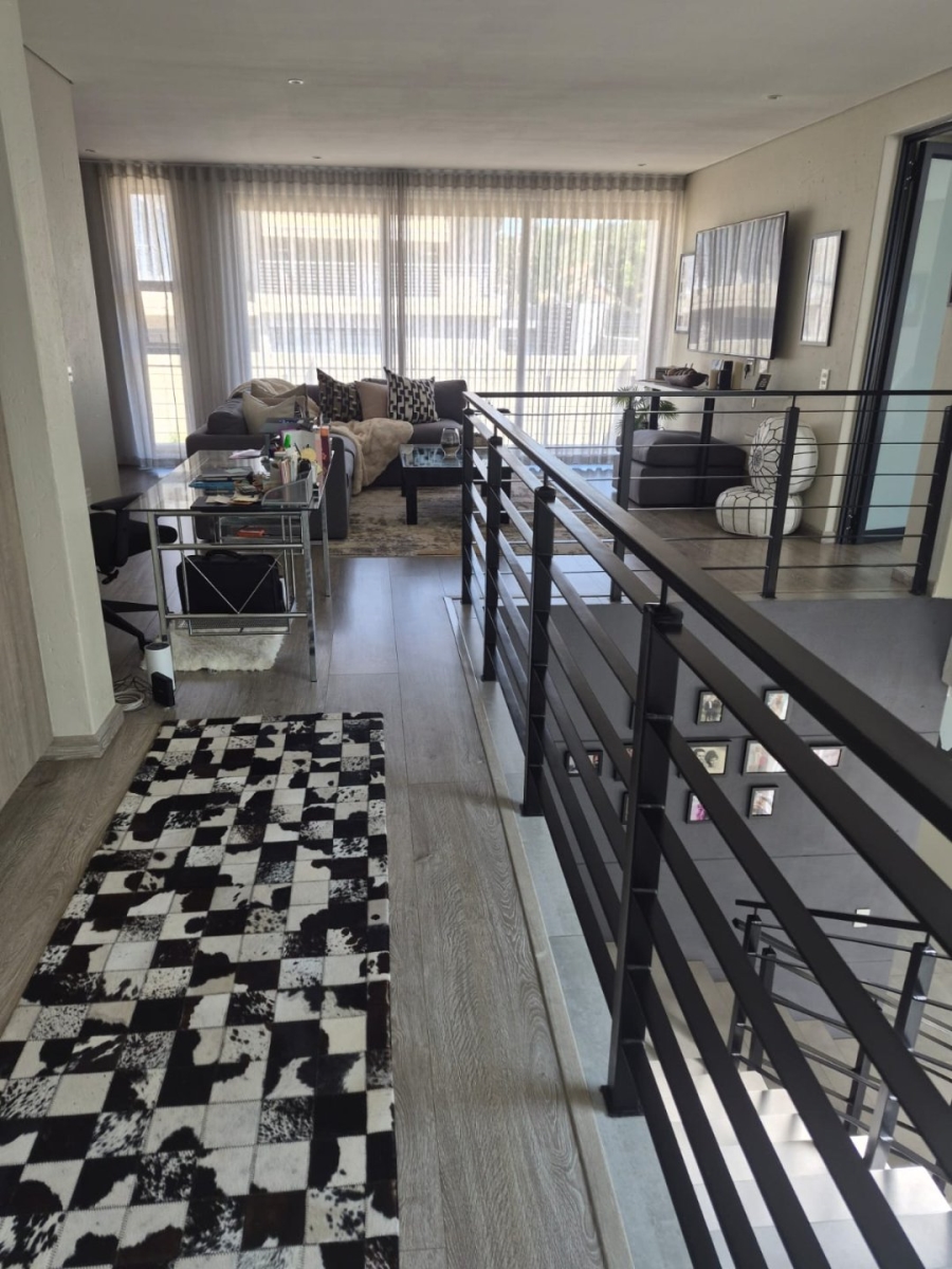 To Let 4 Bedroom Property for Rent in Sandown Gauteng