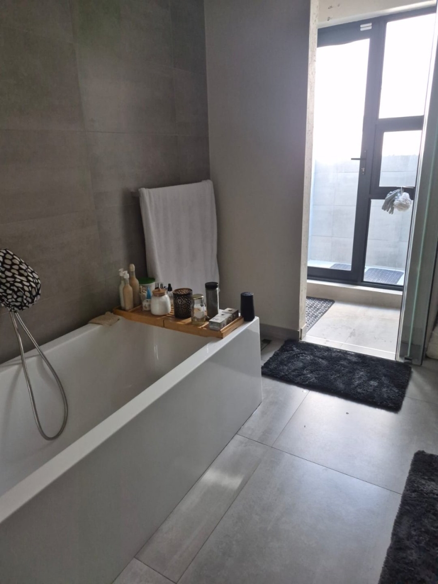 To Let 4 Bedroom Property for Rent in Sandown Gauteng