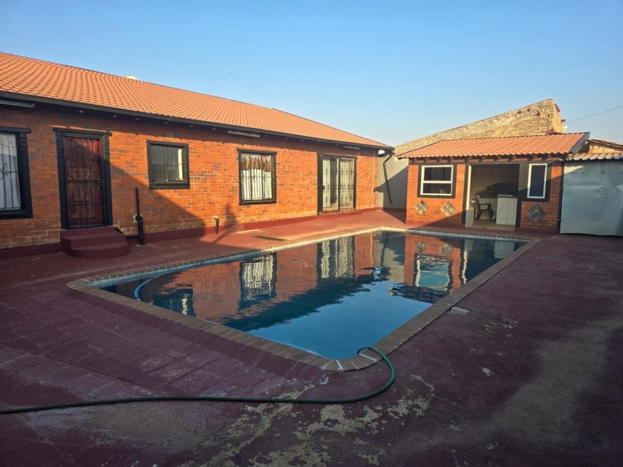 4 Bedroom Property for Sale in Lenasia South Gauteng