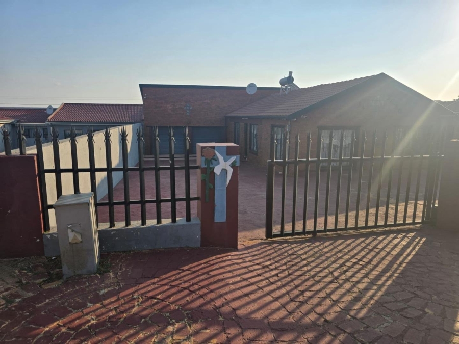 4 Bedroom Property for Sale in Lenasia South Gauteng