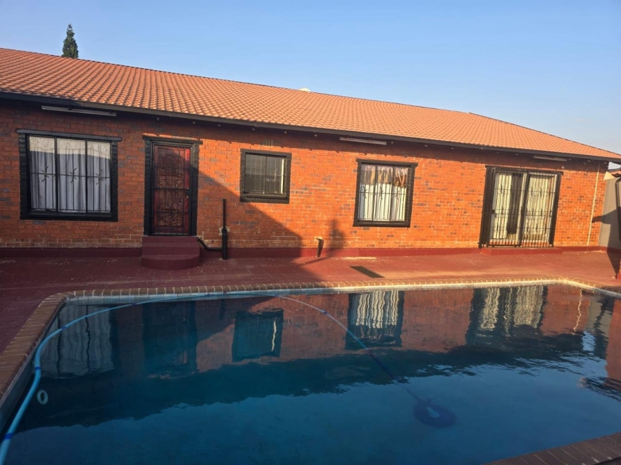 4 Bedroom Property for Sale in Lenasia South Gauteng