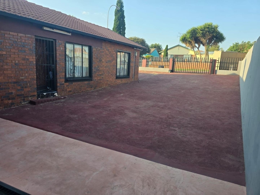 4 Bedroom Property for Sale in Lenasia South Gauteng