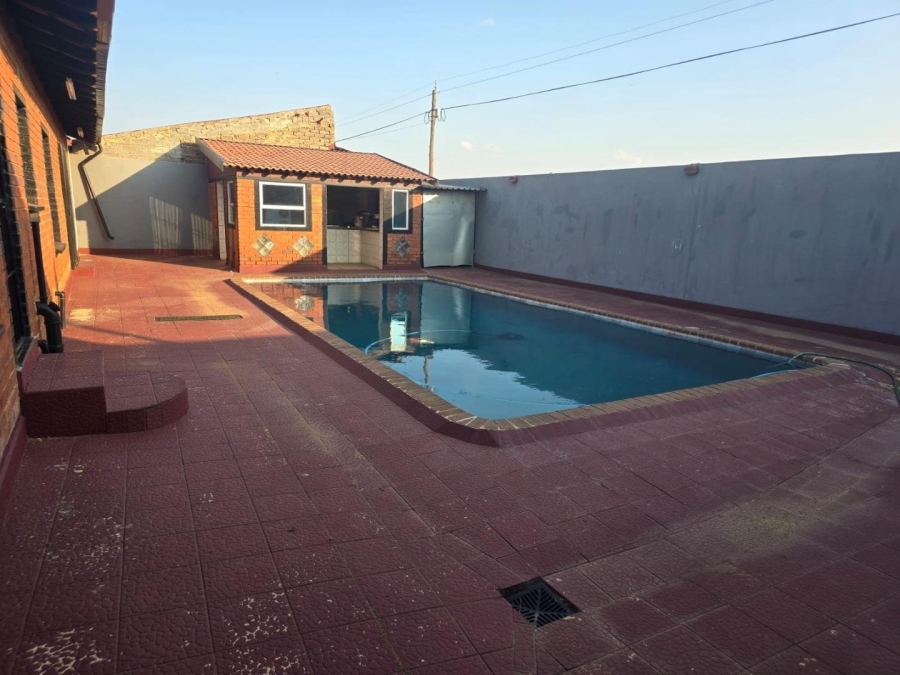 4 Bedroom Property for Sale in Lenasia South Gauteng