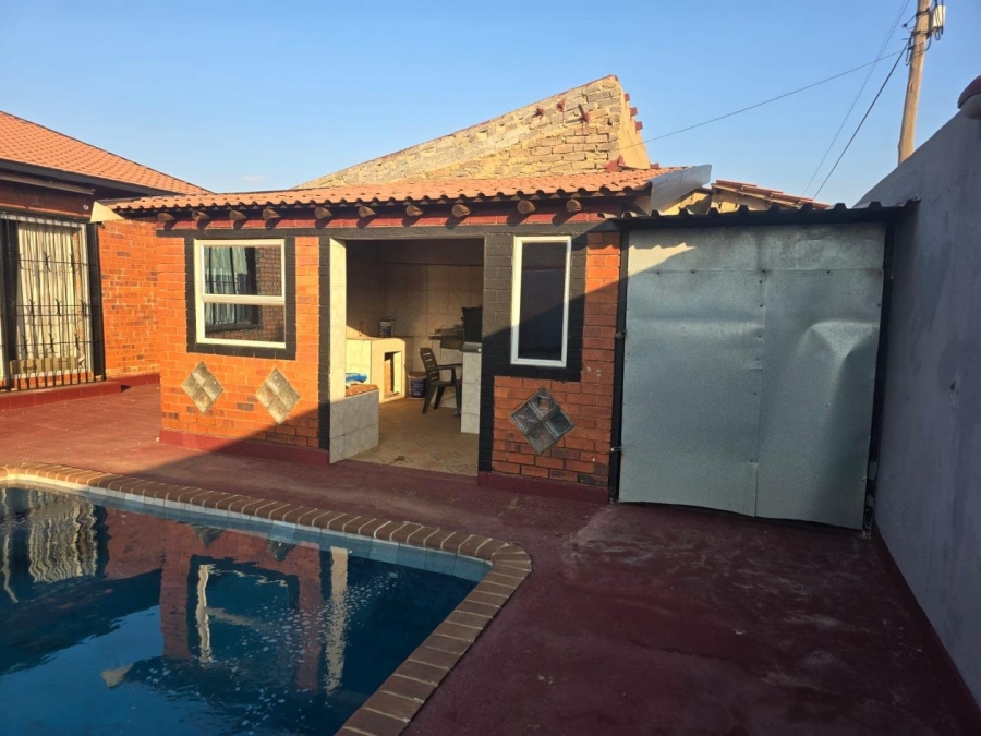4 Bedroom Property for Sale in Lenasia South Gauteng