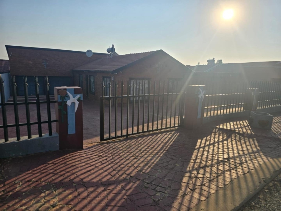 4 Bedroom Property for Sale in Lenasia South Gauteng