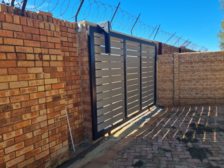To Let Commercial Property for Rent in Lenasia Ext 13 Gauteng