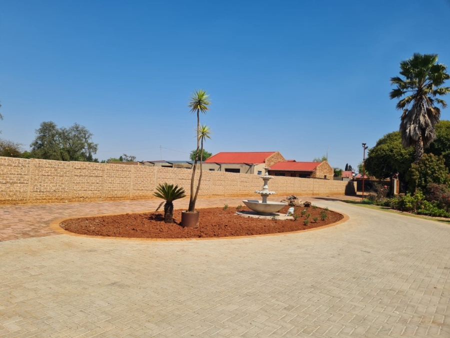 To Let Commercial Property for Rent in Lenasia Ext 13 Gauteng