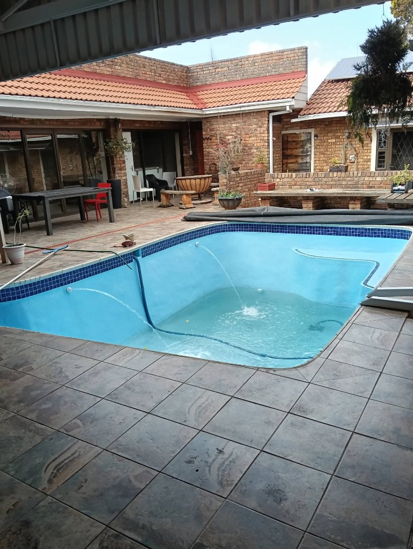 5 Bedroom Property for Sale in Eldoraigne Gauteng
