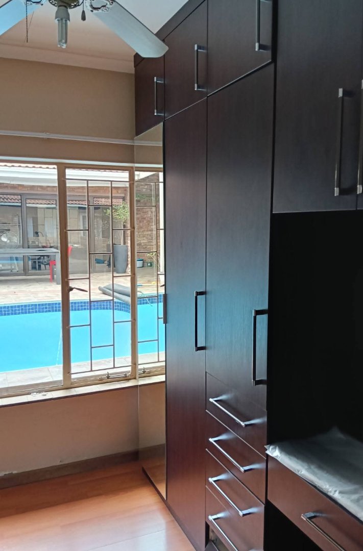 5 Bedroom Property for Sale in Eldoraigne Gauteng