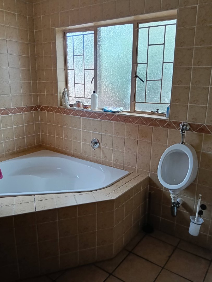 5 Bedroom Property for Sale in Eldoraigne Gauteng