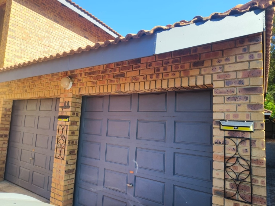 To Let 4 Bedroom Property for Rent in Silver Lakes Golf Estate Gauteng