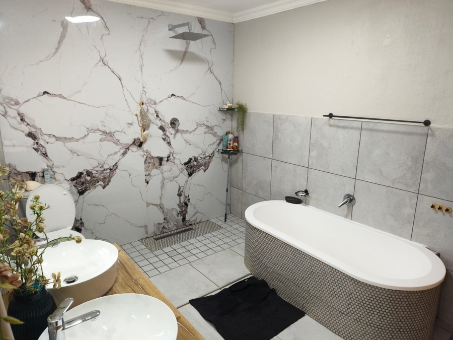 To Let 4 Bedroom Property for Rent in Silver Lakes Golf Estate Gauteng