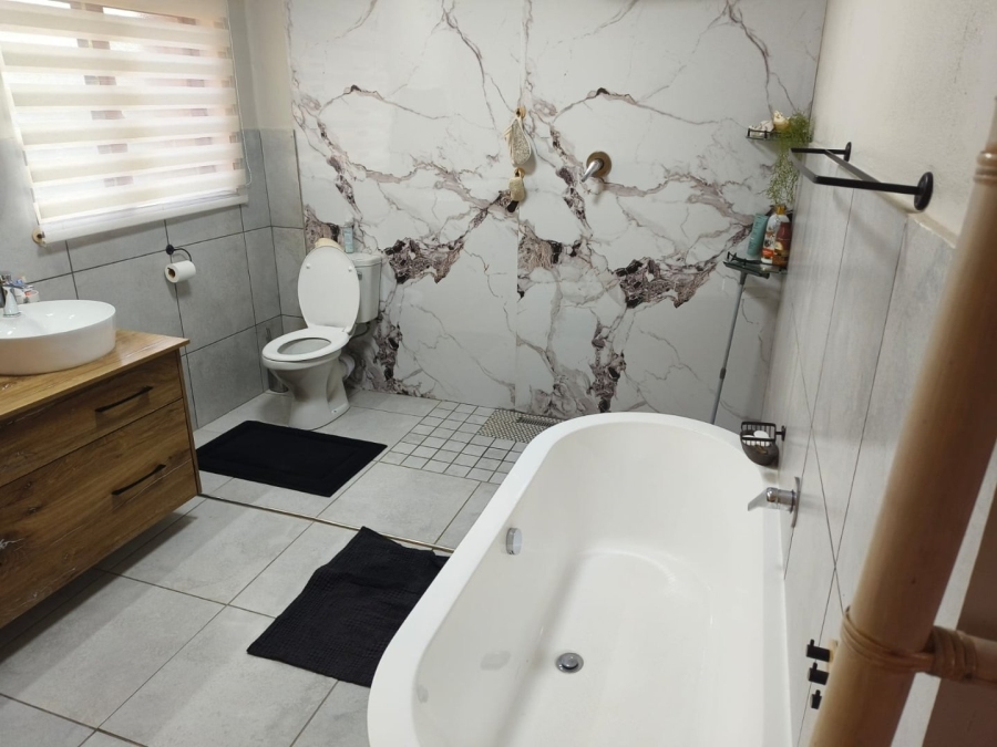 To Let 4 Bedroom Property for Rent in Silver Lakes Golf Estate Gauteng