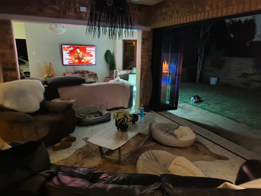 To Let 4 Bedroom Property for Rent in Silver Lakes Golf Estate Gauteng