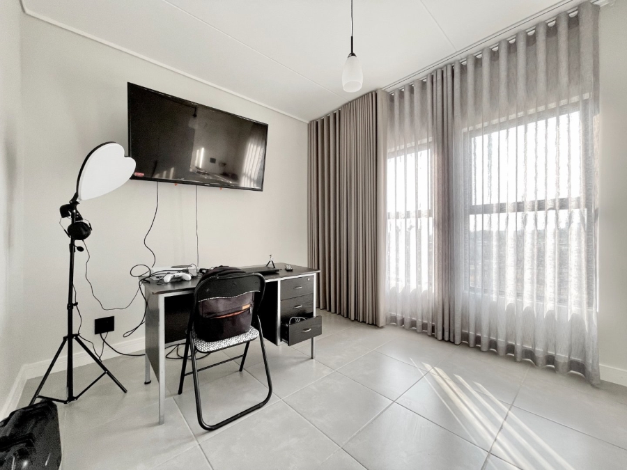 To Let 3 Bedroom Property for Rent in Waterfall Gauteng