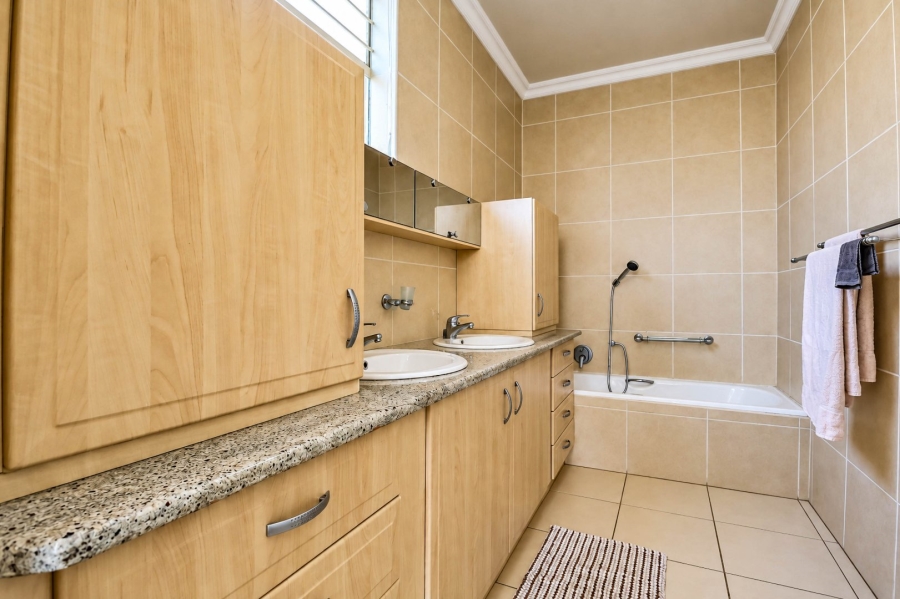 5 Bedroom Property for Sale in Wierda Park Gauteng