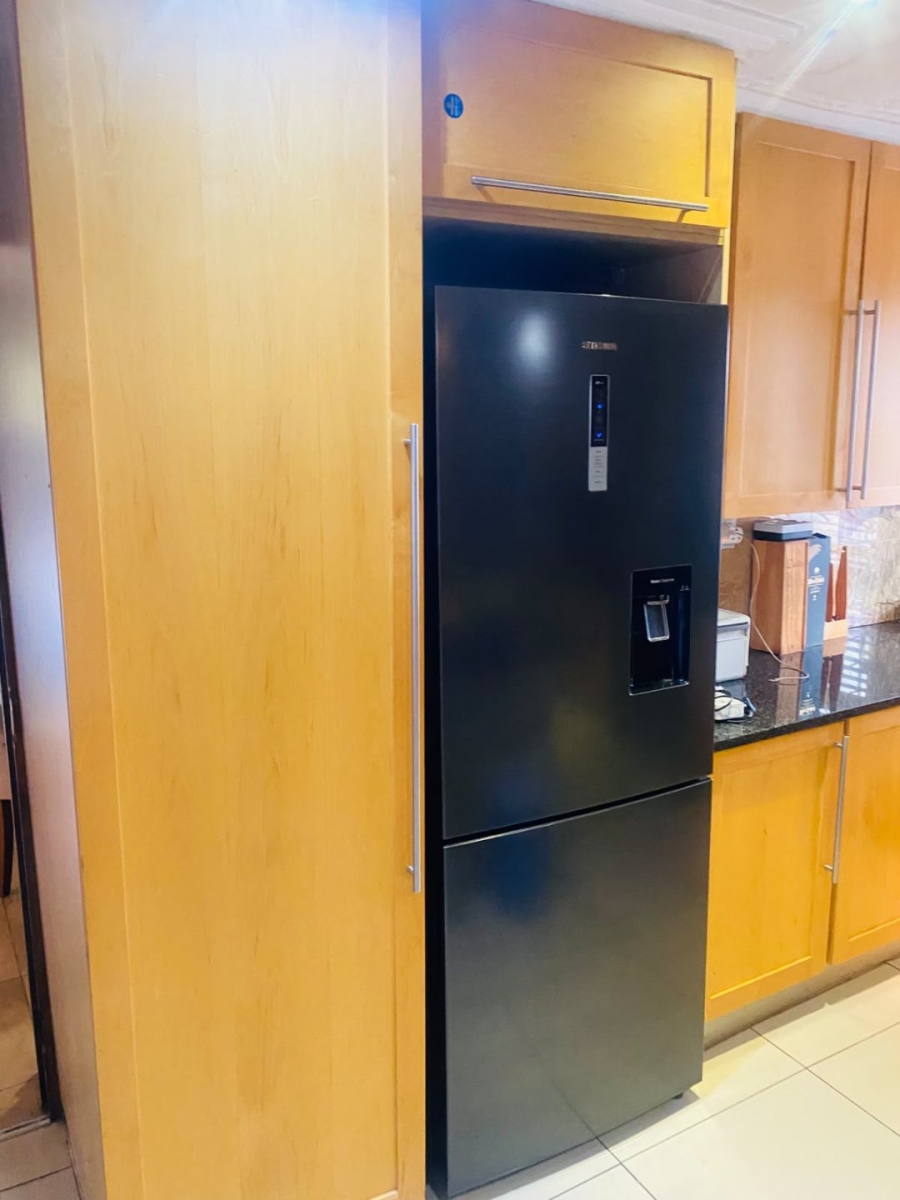 4 Bedroom Property for Sale in Clayville Industria Gauteng