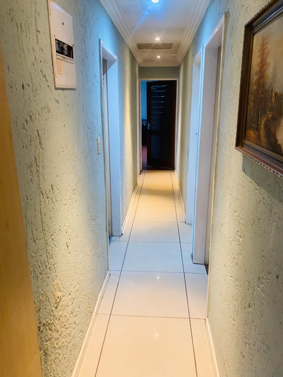 4 Bedroom Property for Sale in Clayville Industria Gauteng