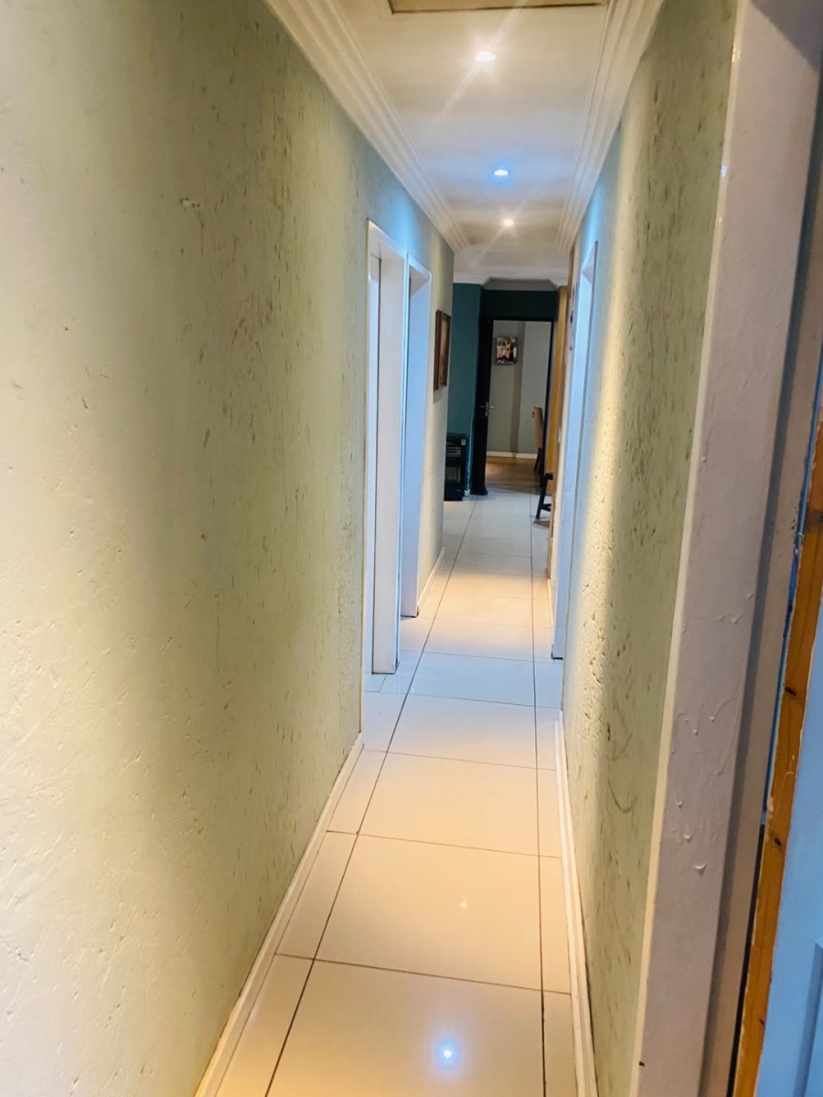 4 Bedroom Property for Sale in Clayville Industria Gauteng