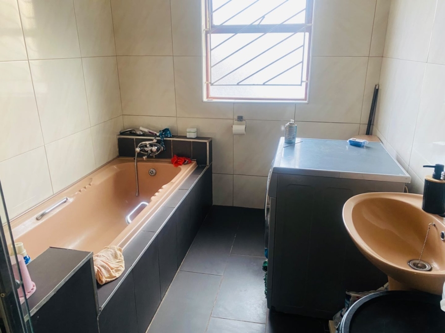 4 Bedroom Property for Sale in Clayville Industria Gauteng
