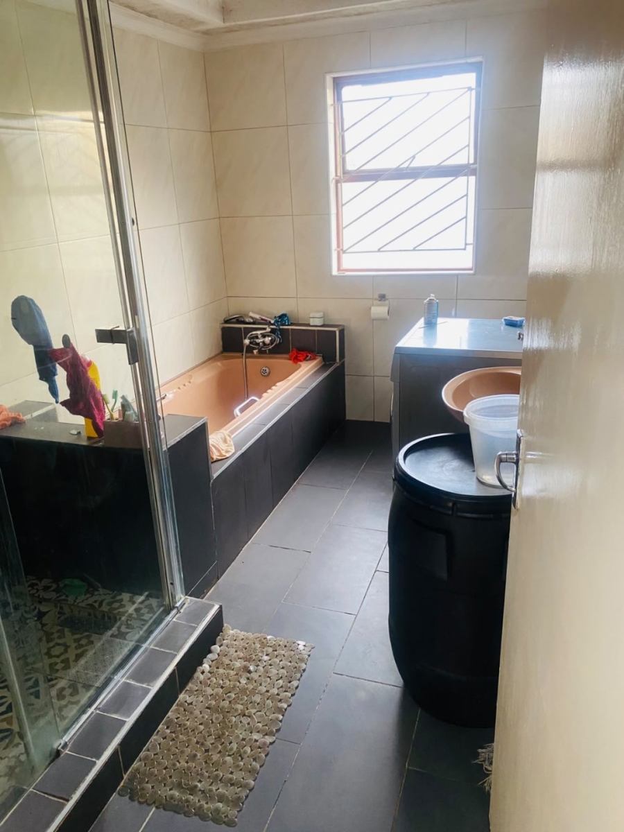 4 Bedroom Property for Sale in Clayville Industria Gauteng