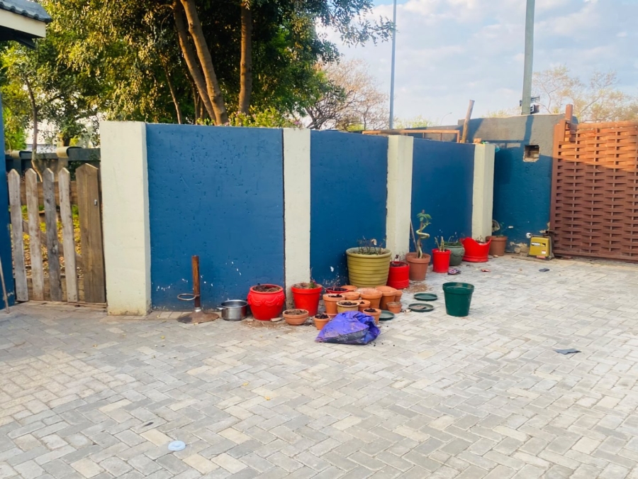 4 Bedroom Property for Sale in Clayville Industria Gauteng
