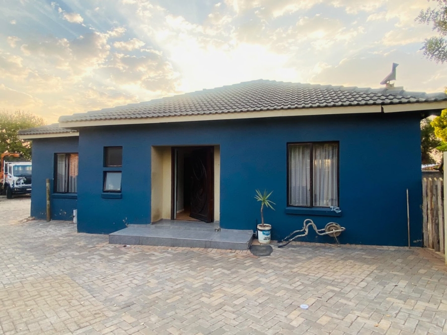 4 Bedroom Property for Sale in Clayville Industria Gauteng