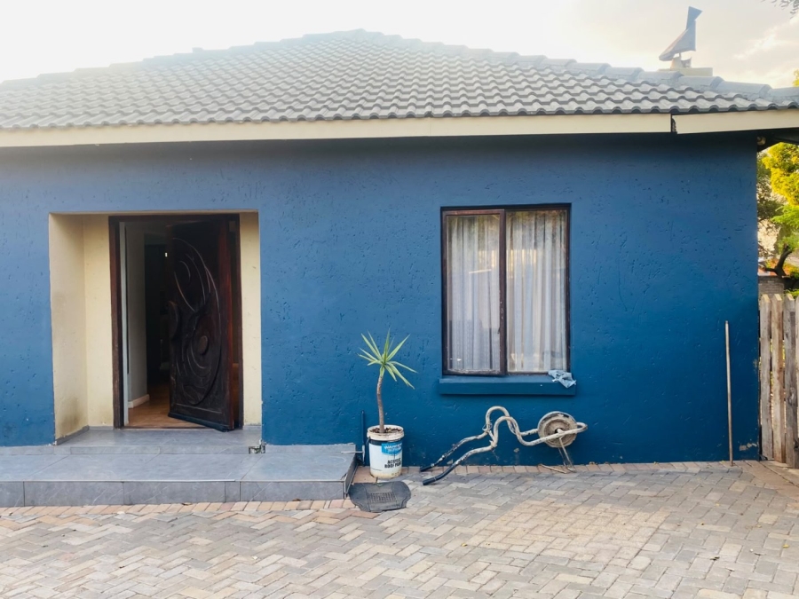4 Bedroom Property for Sale in Clayville Industria Gauteng
