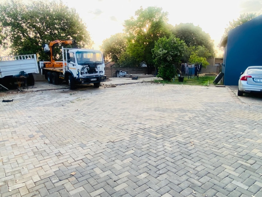 4 Bedroom Property for Sale in Clayville Industria Gauteng