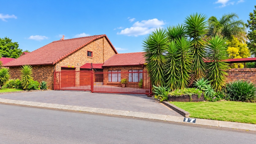 4 Bedroom Property for Sale in Rooihuiskraal North Gauteng