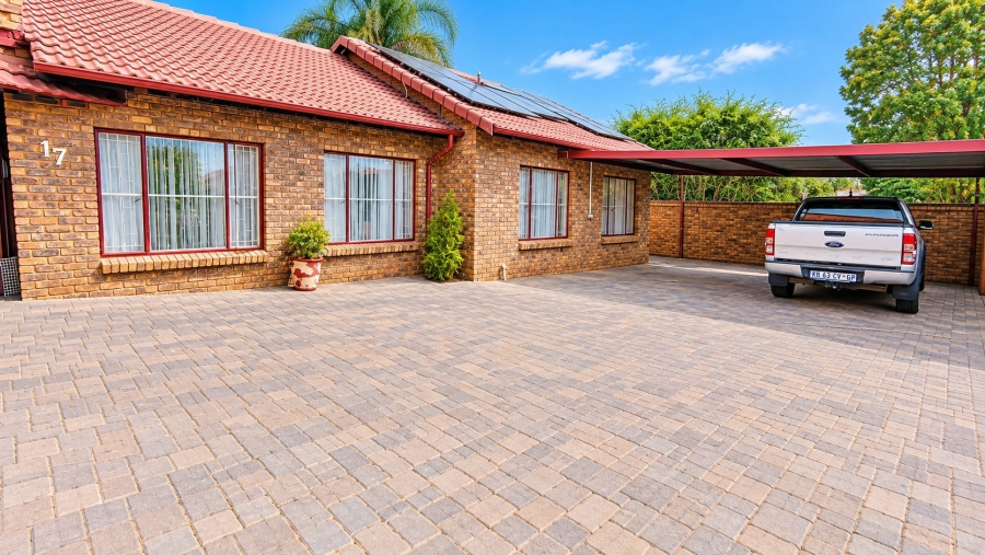 4 Bedroom Property for Sale in Rooihuiskraal North Gauteng