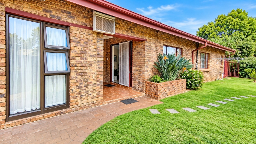 4 Bedroom Property for Sale in Rooihuiskraal North Gauteng