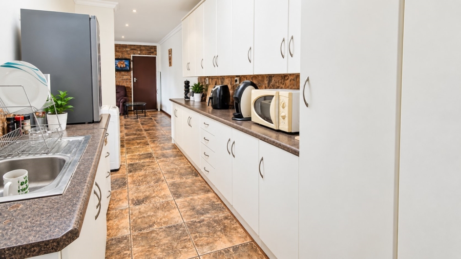 4 Bedroom Property for Sale in Rooihuiskraal North Gauteng