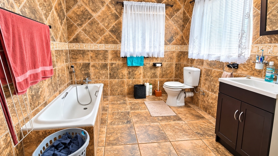 4 Bedroom Property for Sale in Rooihuiskraal North Gauteng