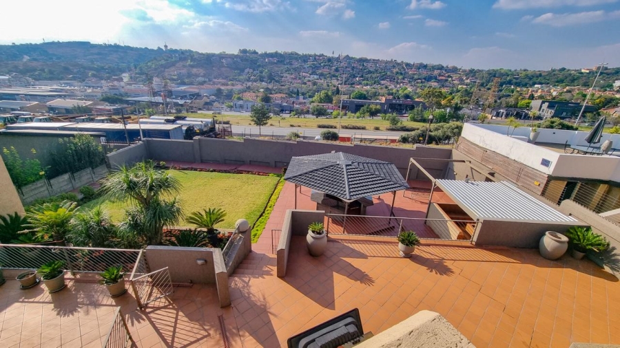 4 Bedroom Property for Sale in Bassonia Gauteng