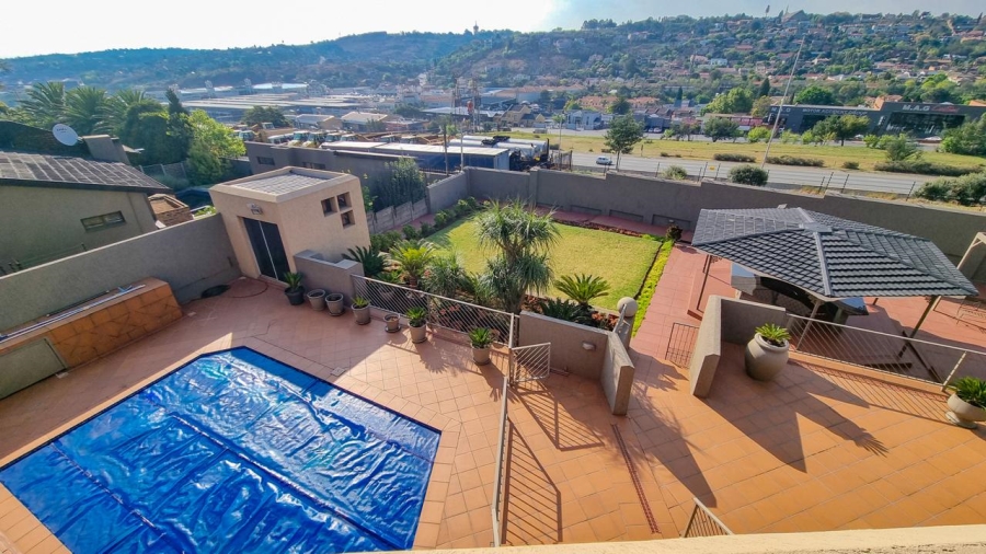 4 Bedroom Property for Sale in Bassonia Gauteng