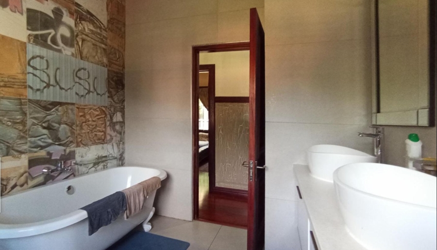 7 Bedroom Property for Sale in Raslouw Gauteng