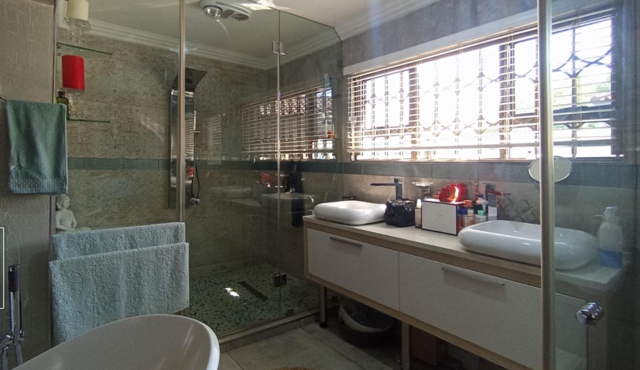 7 Bedroom Property for Sale in Raslouw Gauteng